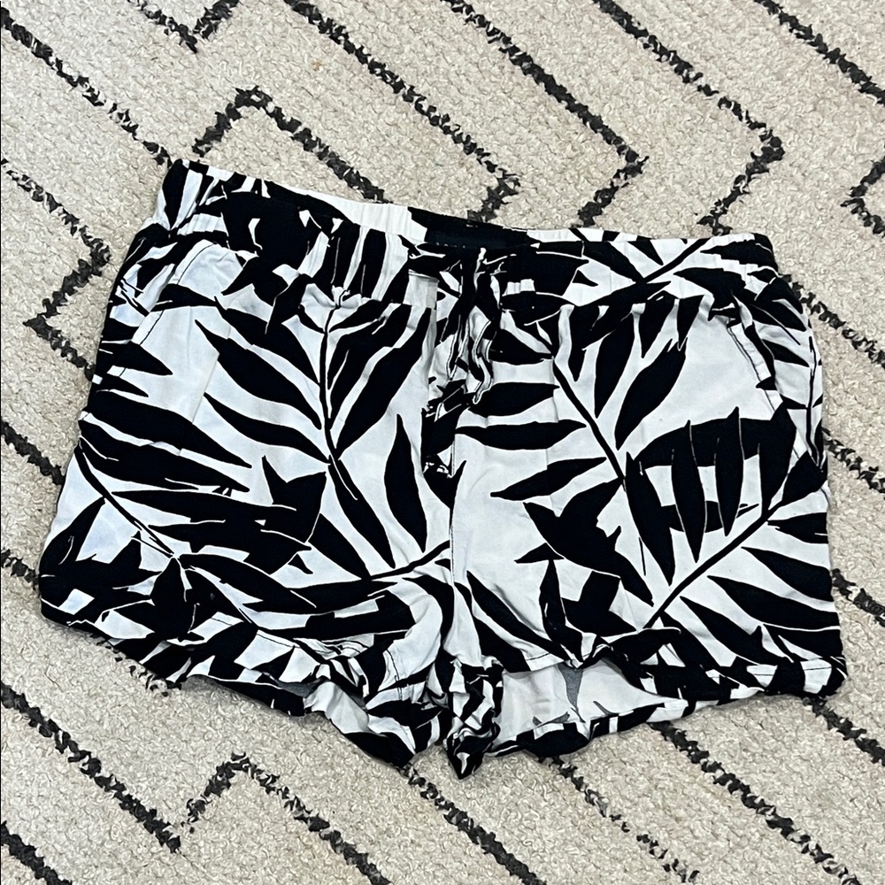 Sanctuary Black and White Leaf Print High Waist Shorts